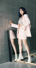 程潇粉色西服礼裙衣，短裤率性时尚秀美背，线条感写真