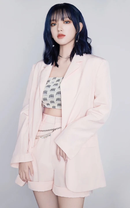 程潇粉色西服礼裙衣，短裤率性时尚秀美背，线条感写真