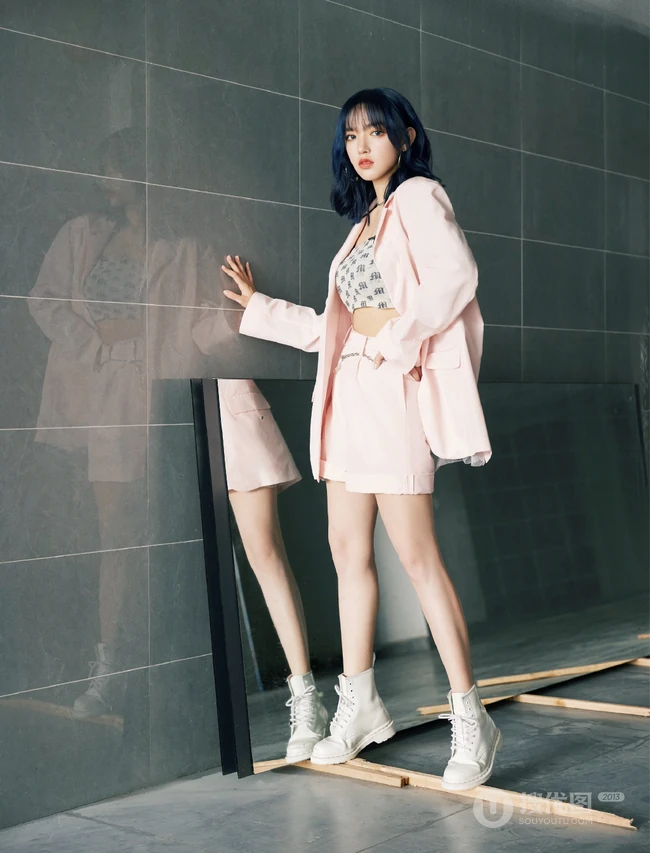 程潇粉色西服礼裙衣，短裤率性时尚秀美背，线条感写真