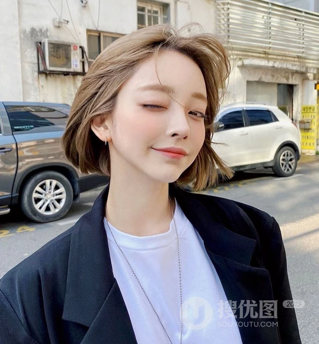 洋气减龄到锁骨的网红发型，适合乖巧俏皮小脸女生的刘海短发发型图片 第2张