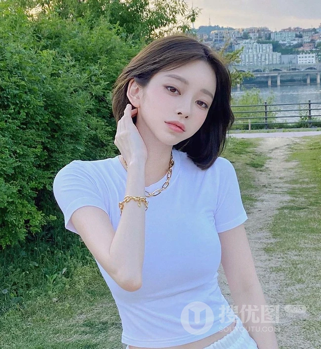 洋气减龄到锁骨的网红发型，适合乖巧俏皮小脸女生的刘海短发发型图片 第18张