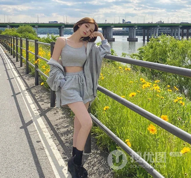 洋气减龄到锁骨的网红发型，适合乖巧俏皮小脸女生的刘海短发发型图片 第9张
