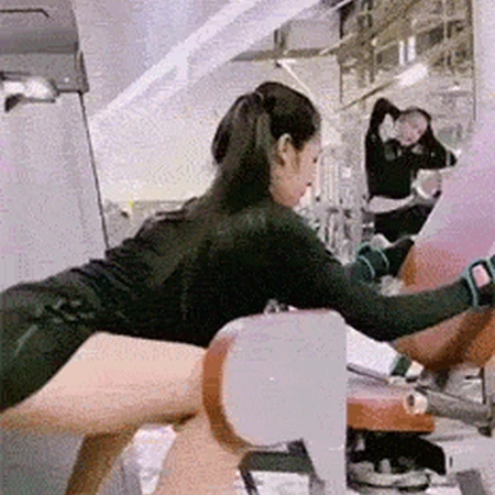 健身房里锻炼的女生动态图片