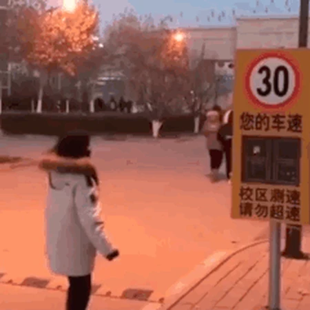 电子测速仪前面扇巴掌的女生街拍动态图片