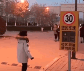 电子测速仪前面扇巴掌的女生街拍动态图片