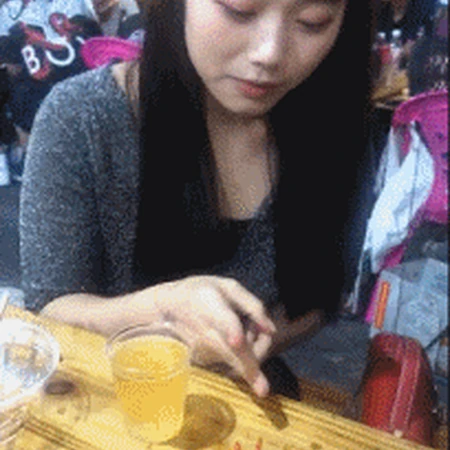 妹子没人陪喝酒，只能和龙虾玩猜拳了