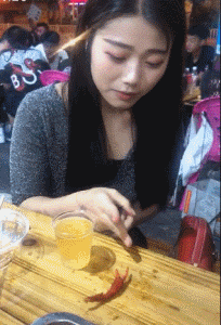 妹子没人陪喝酒，只能和龙虾玩猜拳了