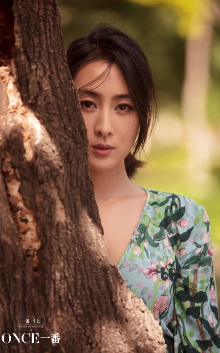 马苏清新淡雅花裙现身户外小树林唯美森系写真图集