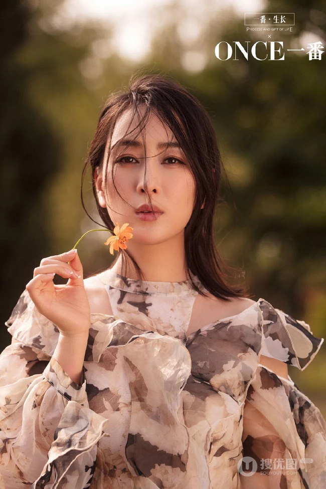 马苏清新淡雅花裙现身户外小树林唯美森系写真图集