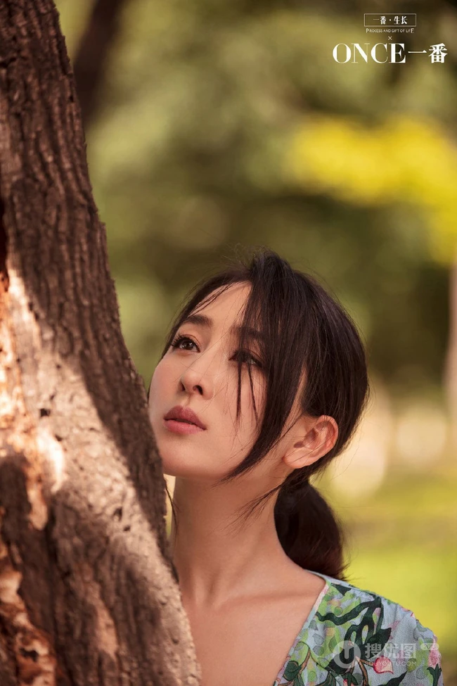 马苏清新淡雅花裙现身户外小树林唯美森系写真图集