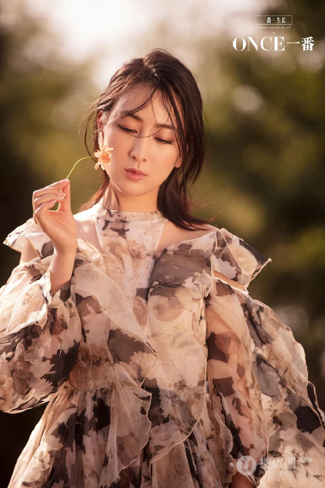 马苏清新淡雅花裙现身户外小树林唯美森系写真图集