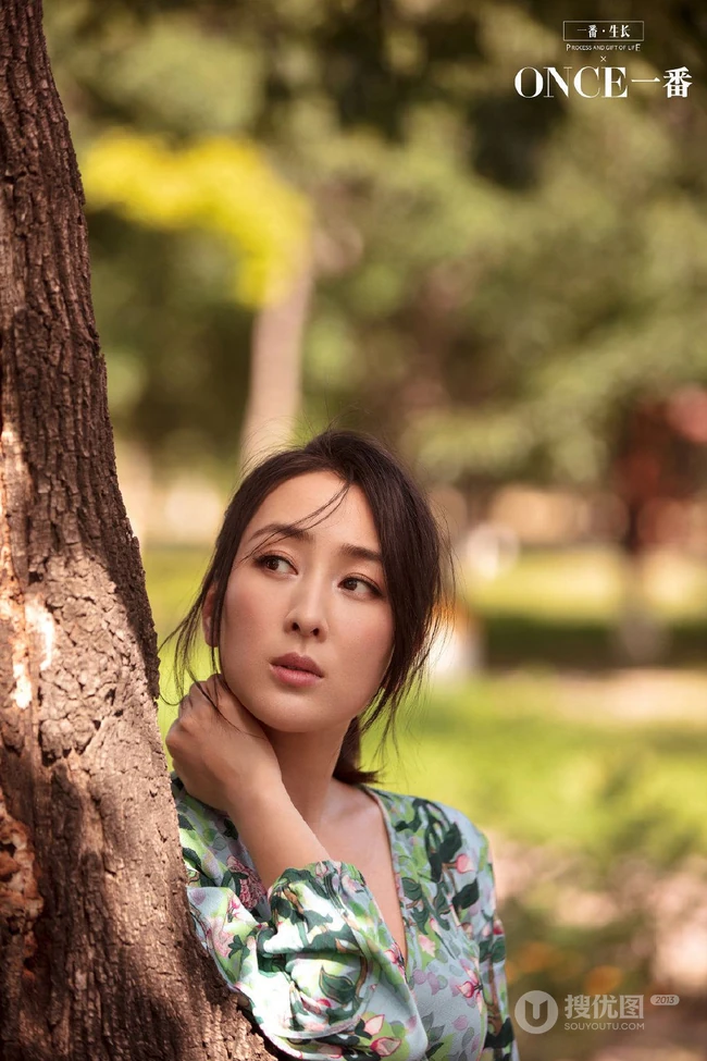 马苏清新淡雅花裙现身户外小树林唯美森系写真图集