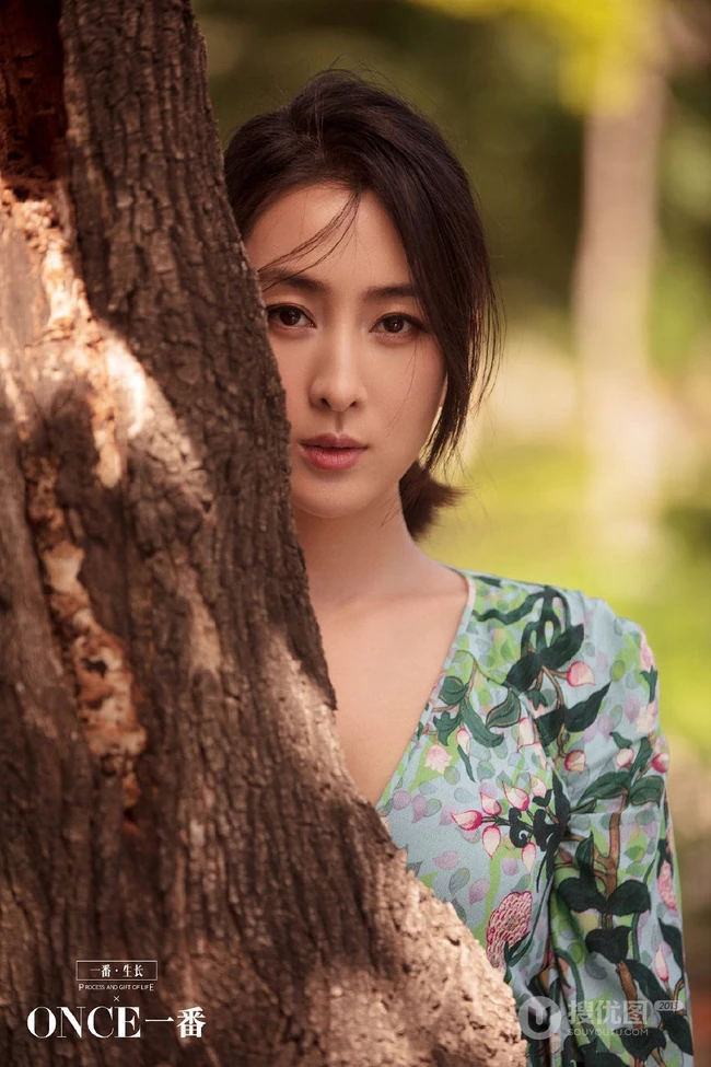 马苏清新淡雅花裙现身户外小树林唯美森系写真图集
