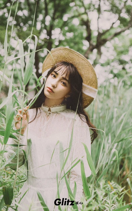 女生歌手七穗唯美森系户外写真