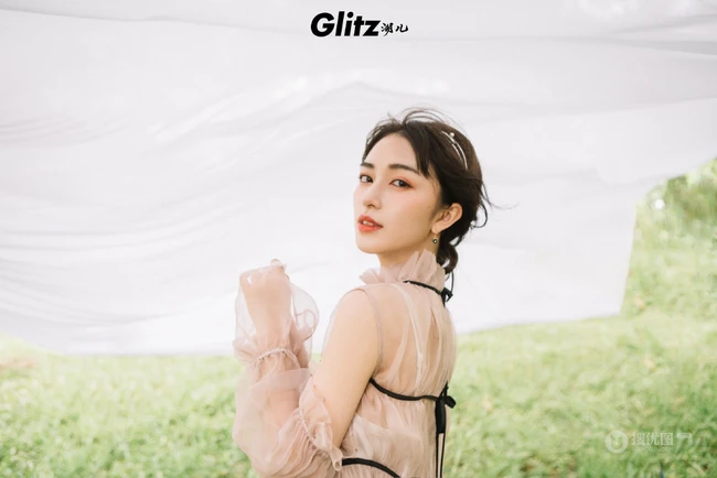 女生歌手七穗唯美森系户外写真