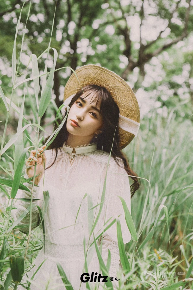 女生歌手七穗唯美森系户外写真