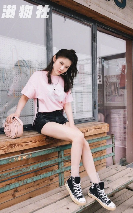 徐冬冬短裤系列街拍登杂志少女心满满写真图集