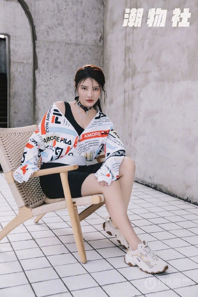 徐冬冬短裤系列街拍登杂志少女心满满写真图集