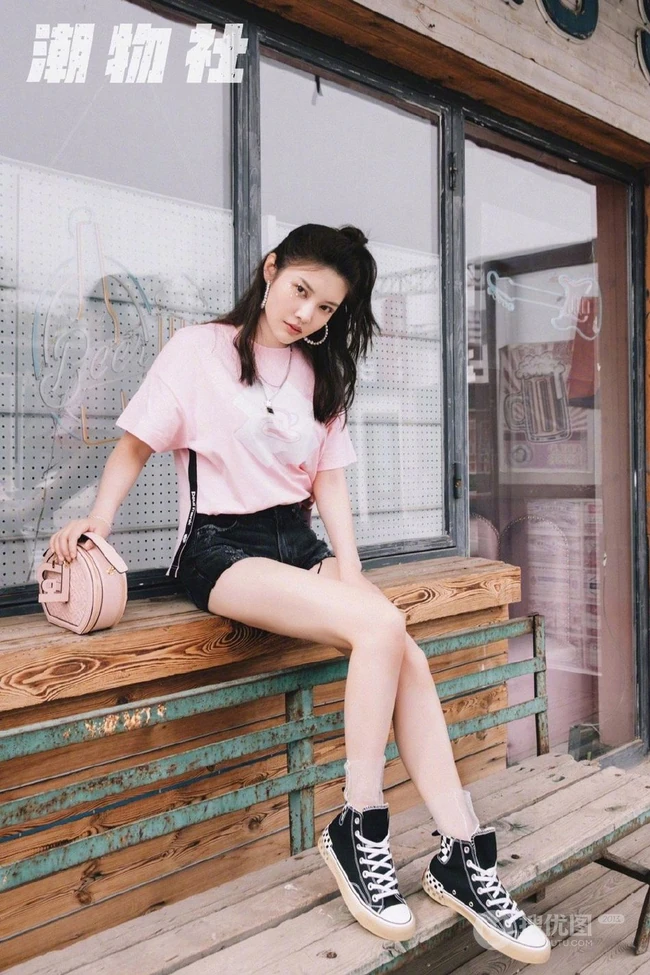 徐冬冬短裤系列街拍登杂志少女心满满写真图集