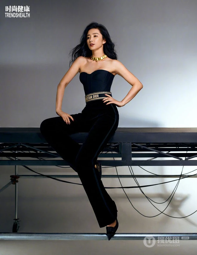 李冰冰气质礼裙装玩击剑运动酷美杂志写真图片
