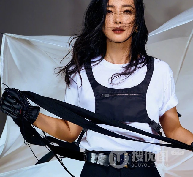 李冰冰气质礼裙装玩击剑运动酷美杂志写真图片