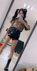 吴宣仪晒双马尾发型自拍照片，豹纹衫搭配黑色短裤酷美十足