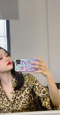 吴宣仪晒双马尾发型自拍照片，豹纹衫搭配黑色短裤酷美十足