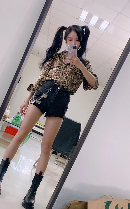 吴宣仪晒双马尾发型自拍照片，豹纹衫搭配黑色短裤酷美十足