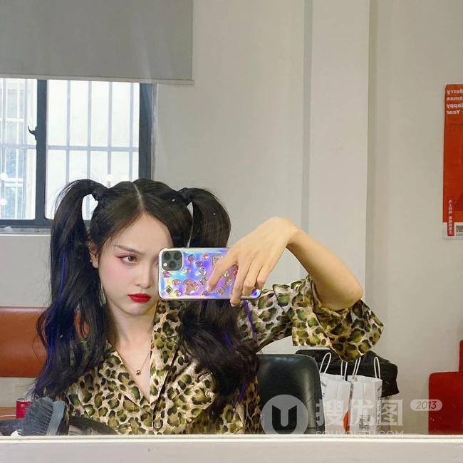 吴宣仪晒双马尾发型自拍照片，豹纹衫搭配黑色短裤酷美十足
