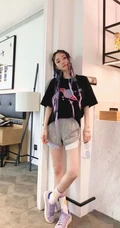 李小璐晒嘻哈风格穿搭自拍美照，挑战脏辫发型，少女心满满