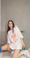 李小璐晒嘻哈风格穿搭自拍美照，挑战脏辫发型，少女心满满