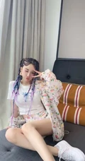 李小璐晒嘻哈风格穿搭自拍美照，挑战脏辫发型，少女心满满
