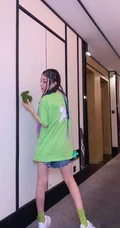 李小璐晒嘻哈风格穿搭自拍美照，挑战脏辫发型，少女心满满