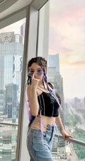 李小璐晒嘻哈风格穿搭自拍美照，挑战脏辫发型，少女心满满