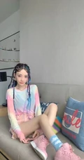 李小璐晒嘻哈风格穿搭自拍美照，挑战脏辫发型，少女心满满