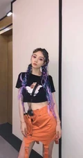 李小璐晒嘻哈风格穿搭自拍美照，挑战脏辫发型，少女心满满