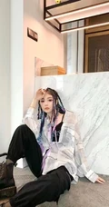 李小璐晒嘻哈风格穿搭自拍美照，挑战脏辫发型，少女心满满