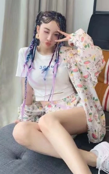 李小璐晒嘻哈风格穿搭自拍美照，挑战脏辫发型，少女心满满