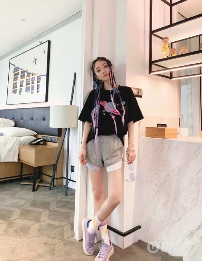 李小璐晒嘻哈风格穿搭自拍美照，挑战脏辫发型，少女心满满
