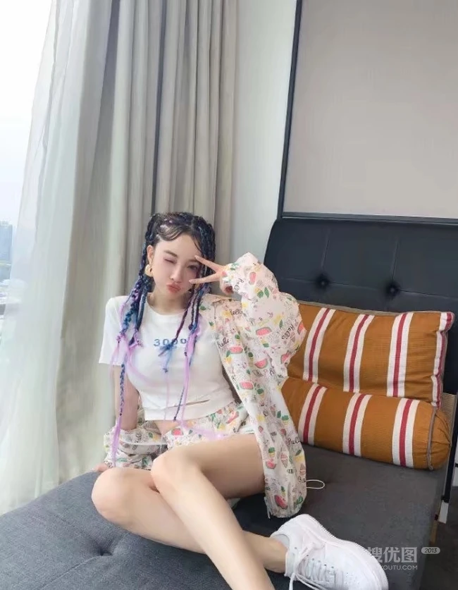 李小璐晒嘻哈风格穿搭自拍美照，挑战脏辫发型，少女心满满