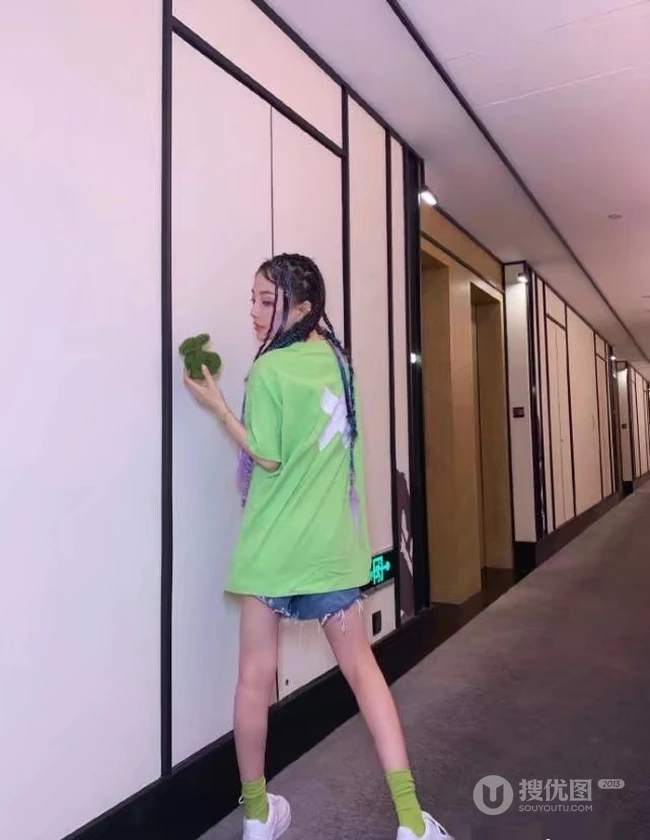 李小璐晒嘻哈风格穿搭自拍美照，挑战脏辫发型，少女心满满