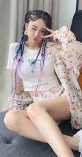 李小璐晒嘻哈风格穿搭自拍美照，挑战脏辫发型，少女心满满