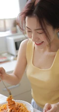 做饭时间到，双眼皮，大眼睛的漂亮软妹子休闲背心短裤厨房写真美照