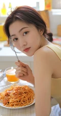 做饭时间到，双眼皮，大眼睛的漂亮软妹子休闲背心短裤厨房写真美照