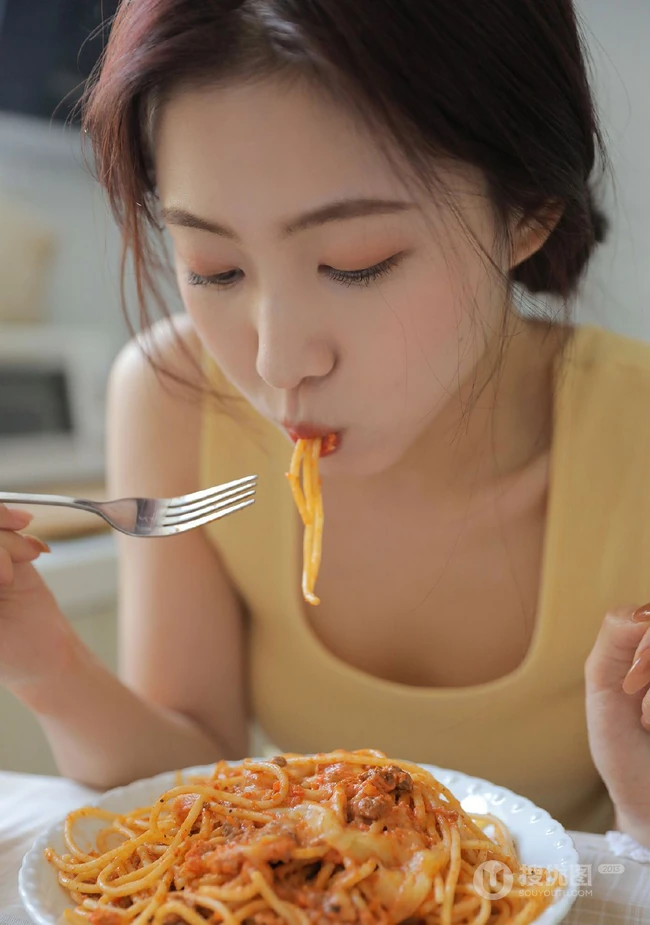 做饭时间到，双眼皮，大眼睛的漂亮软妹子休闲背心短裤厨房写真美照