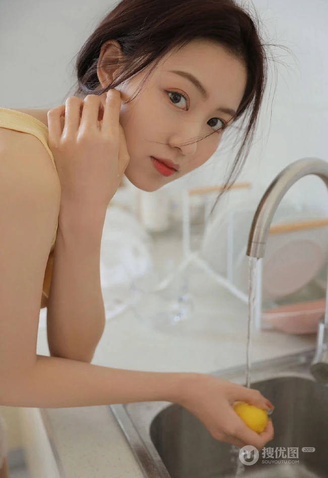 做饭时间到，双眼皮，大眼睛的漂亮软妹子休闲背心短裤厨房写真美照