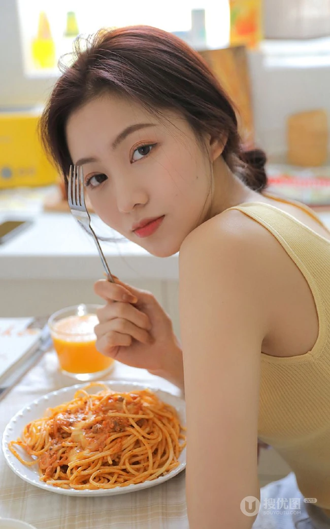 做饭时间到，双眼皮，大眼睛的漂亮软妹子休闲背心短裤厨房写真美照