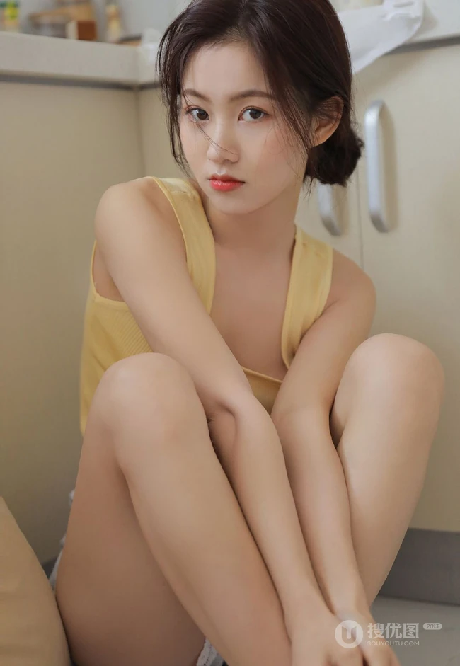 做饭时间到，双眼皮，大眼睛的漂亮软妹子休闲背心短裤厨房写真美照