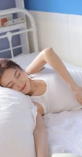 笑容甜美的酒窝女孩，白背心睡裤穿搭居家室内清爽动人写真美照
