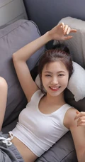 笑容甜美的酒窝女孩，白背心睡裤穿搭居家室内清爽动人写真美照